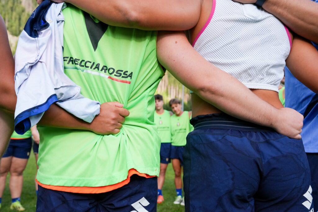 Squadra di rugby femminile in allenamento a Merano, atlete in campo durante un raduno